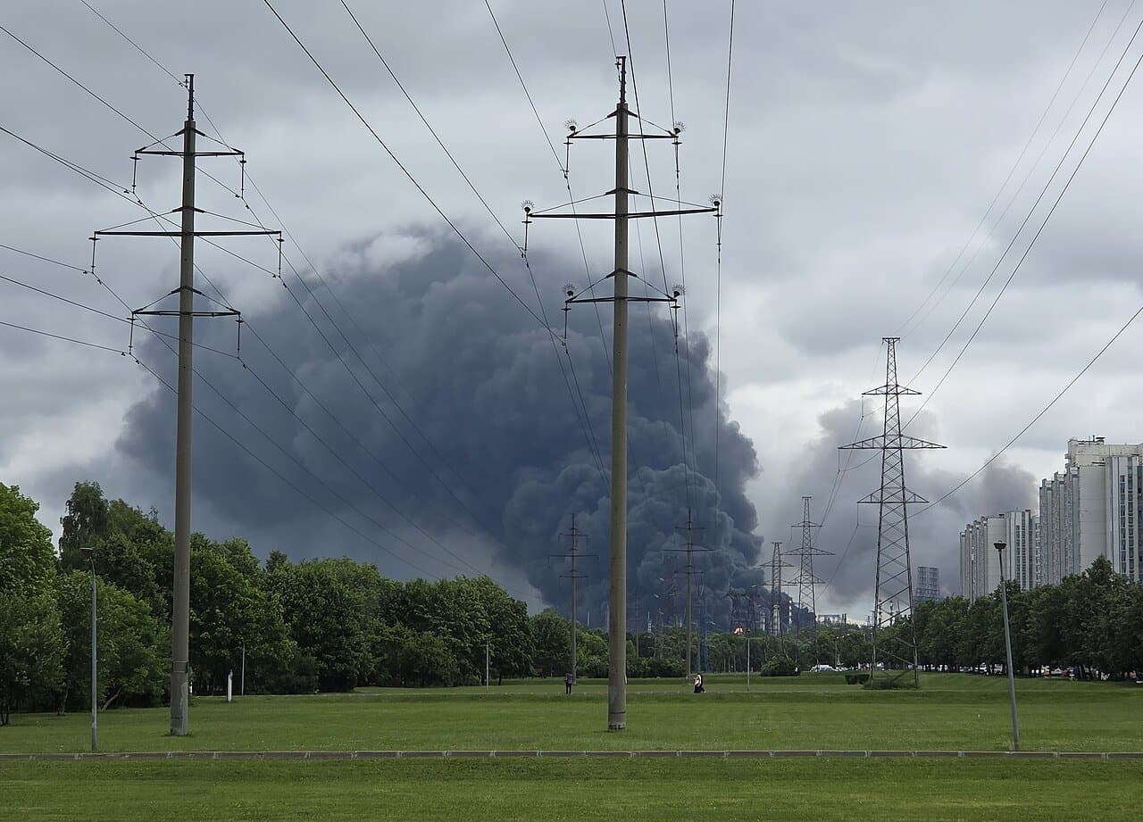 Trump Cites Russia's Refinery Losses, Proposes an Energy-Strike Truce Ahead of Zelensky Meeting